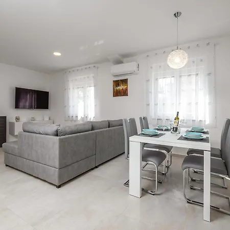 2 Bedroom Beautiful In Želiski